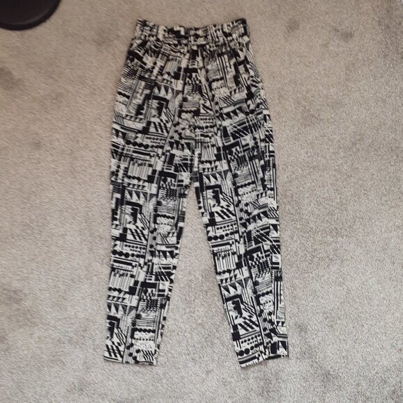 Forever 21 Pull-On Poly-Knit Ankle Pants; Black/White; Size Small - Picture 2 of 4